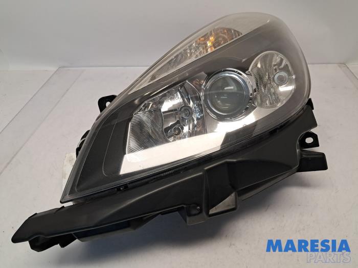 Używane Reflektor lewy Renault Clio III Estate/Grandtour (KR) 1.2 16V TCE 100 Cena € 89,99 Procedura marży oferowane przez Maresia Parts