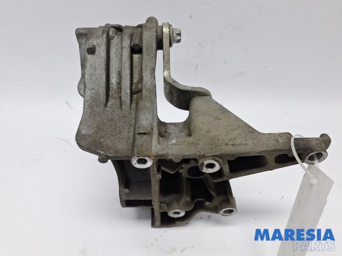 Support dynamo haut d'un Alfa Romeo Giulietta (940) 1.75 TBI 16V QV 2010