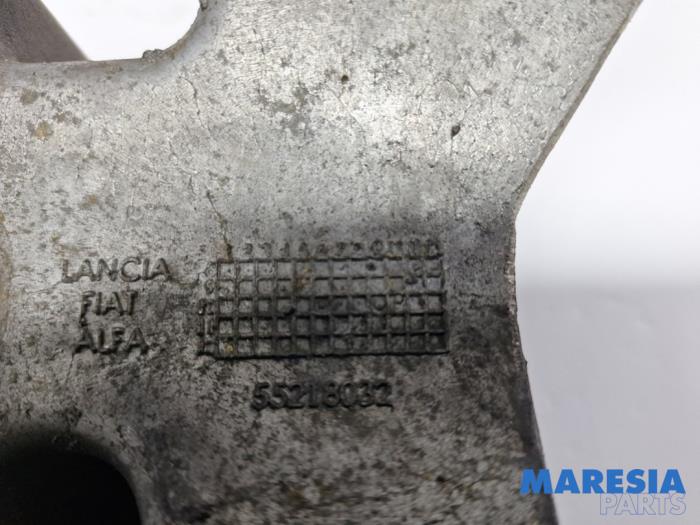Support dynamo haut d'un Alfa Romeo Giulietta (940) 1.75 TBI 16V QV 2010