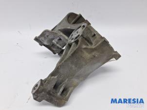 Support dynamo haut d'un Alfa Romeo Giulietta (940) 1.75 TBI 16V QV 2010