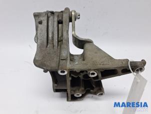 Support dynamo haut d'un Alfa Romeo Giulietta (940) 1.75 TBI 16V QV 2010