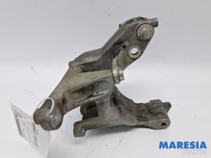 Support dynamo haut d'un Alfa Romeo Giulietta (940) 1.75 TBI 16V QV 2010