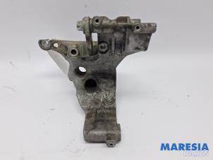 Support dynamo haut d'un Alfa Romeo Giulietta (940) 1.75 TBI 16V QV 2010