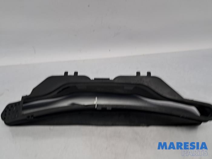 Begagnade Lufttratt Renault Clio IV (5R) 0.9 Energy TCE 90 12V Pris € 15,00 Marginaltabell erbjuds av Maresia Parts