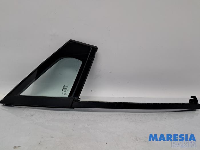 Usados Ventanilla triangular derecha delante Renault Clio IV (5R) 0.9 Energy TCE 90 12V Precio € 40,00 Norma de margen ofrecido por Maresia Parts
