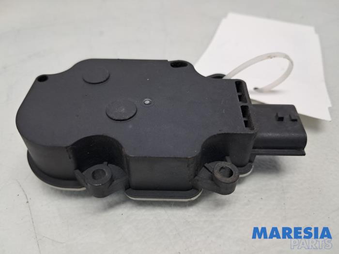 Begagnade Lufttratt Renault Megane IV (RFBB) 1.2 Energy TCE 130 Pris € 75,00 Marginaltabell erbjuds av Maresia Parts
