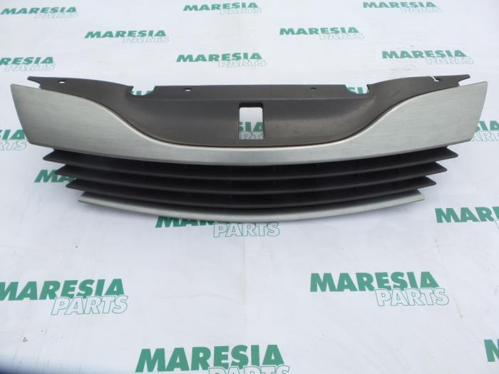 Używane Grill Renault Laguna II Grandtour (KG) 2.2 dCi 150 16V Cena € 35,00 Procedura marży oferowane przez Maresia Parts