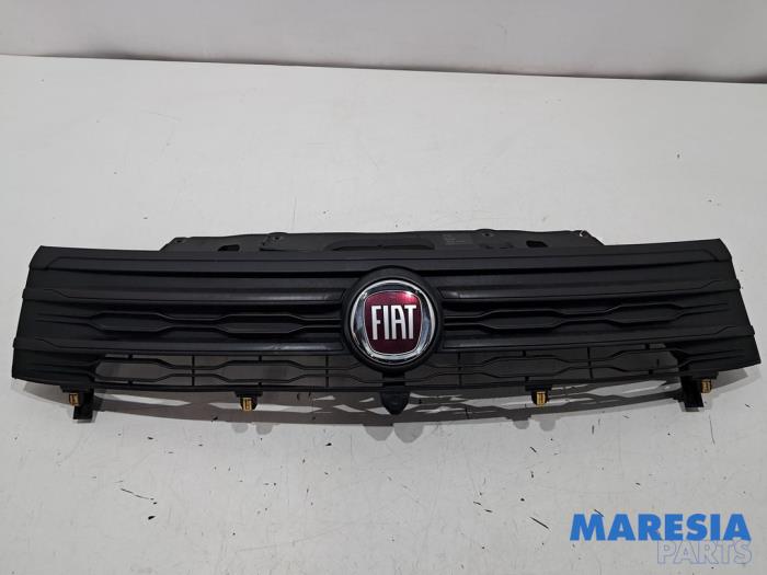 Używane Grill Fiat Talento 2.0 EcoJet BiTurbo 170 Cena € 107,69 Z VAT oferowane przez Maresia Parts