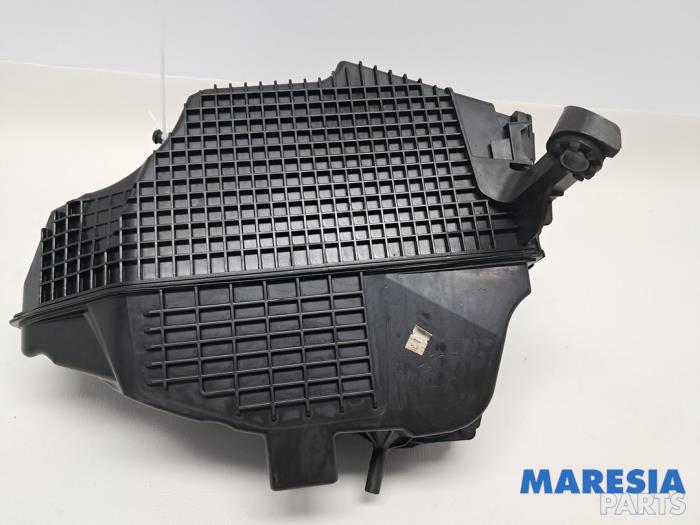 Begagnade Luftfilterhus Renault Clio IV (5R) 0.9 Energy TCE 90 12V Pris € 20,00 Marginaltabell erbjuds av Maresia Parts