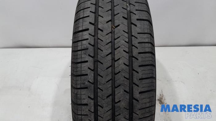 Używane Opona Fiat Talento 2.0 EcoJet BiTurbo 170 Cena € 36,30 Z VAT oferowane przez Maresia Parts