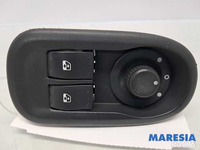 Używane Przelacznik combi okienny Renault Kangoo Express (FW) 1.5 dCi 75 Cena € 30,24 Z VAT oferowane przez Maresia Parts