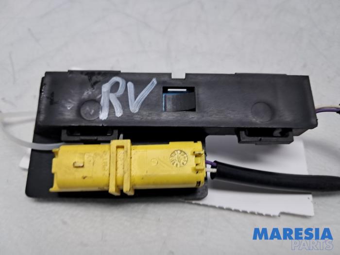 Begagnade Däcktrycksantenn Peugeot 207 CC (WB) 1.6 16V Pris € 10,00 Marginaltabell erbjuds av Maresia Parts