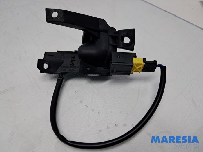 Usagé Commodo Peugeot 207 CC (WB) 1.6 16V Prix € 50,00 Règlement à la marge proposé par Maresia Parts