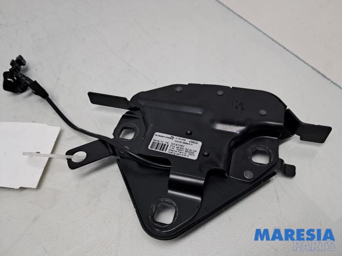 Używane Blokada dachu cabrio Peugeot 207 CC (WB) 1.6 16V Cena € 59,99 Procedura marży oferowane przez Maresia Parts
