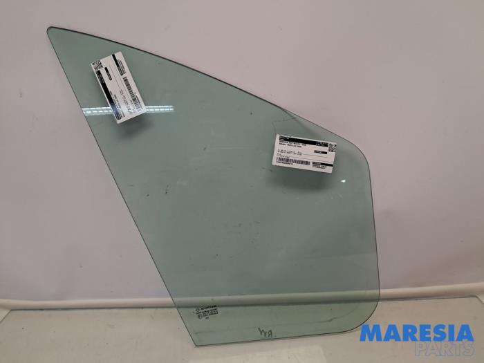 Usados Ventanilla triangular derecha delante Renault Trafic (1FL/2FL/3FL/4FL) 2.0 dCi 16V 120 Precio € 90,75 IVA incluido ofrecido por Maresia Parts