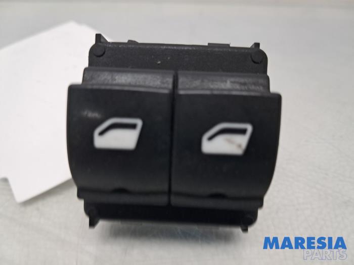 Usados Interruptor combinado de ventanillas Citroen C4 Cactus (0B/0P) 1.2 PureTech 82 12V Precio € 25,00 Norma de margen ofrecido por Maresia Parts