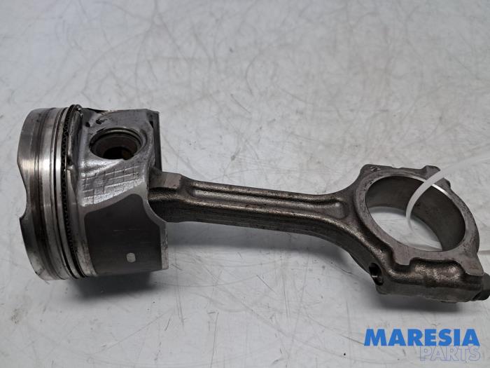 Używane Korbowód Renault Scénic IV (RFAJ) 1.3 TCE 140 16V Cena € 75,00 Procedura marży oferowane przez Maresia Parts