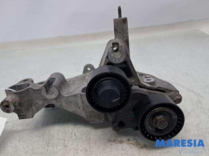 Usagé Support dynamo bas Renault Master III (FV) 2.3 dCi 170 16V FWD Prix € 54,45 Prix TTC proposé par Maresia Parts
