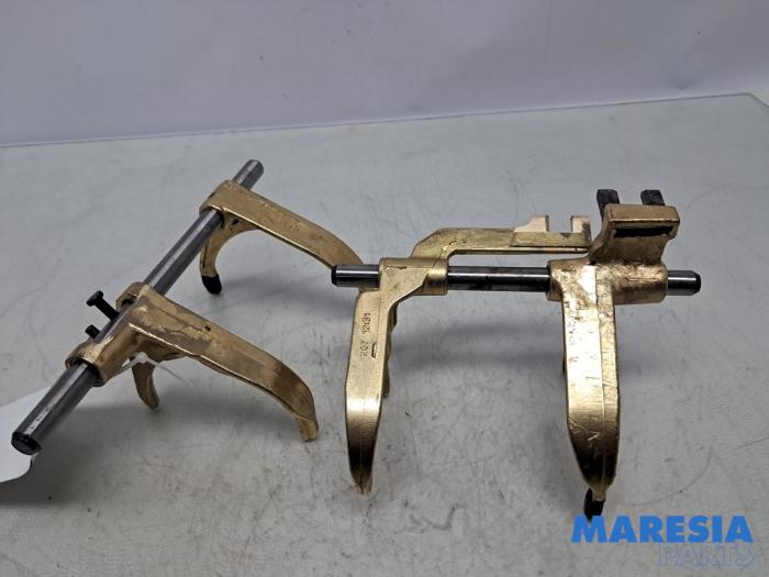 Usagé Fourche Renault Trafic (1FL/2FL/3FL/4FL) 1.6 dCi 125 Twin Turbo Prix € 96,79 Prix TTC proposé par Maresia Parts