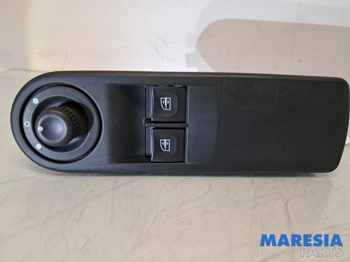Usados Interruptor combinado de ventanillas Renault Clio IV Estate/Grandtour (7R) 0.9 Energy TCE 90 12V Precio € 25,00 Norma de margen ofrecido por Maresia Parts