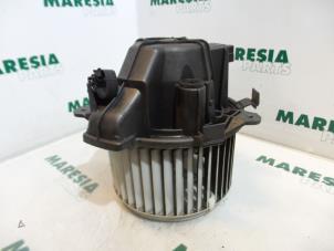 Usados Motor de ventilador de calefactor Fiat Stilo (192A/B) 1.6 16V Precio € 25,00 Norma de margen ofrecido por Maresia Parts