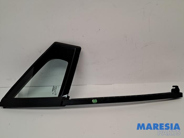Usados Ventanilla triangular derecha delante Renault Clio IV Estate/Grandtour (7R) 0.9 Energy TCE 90 12V Precio € 40,00 Norma de margen ofrecido por Maresia Parts