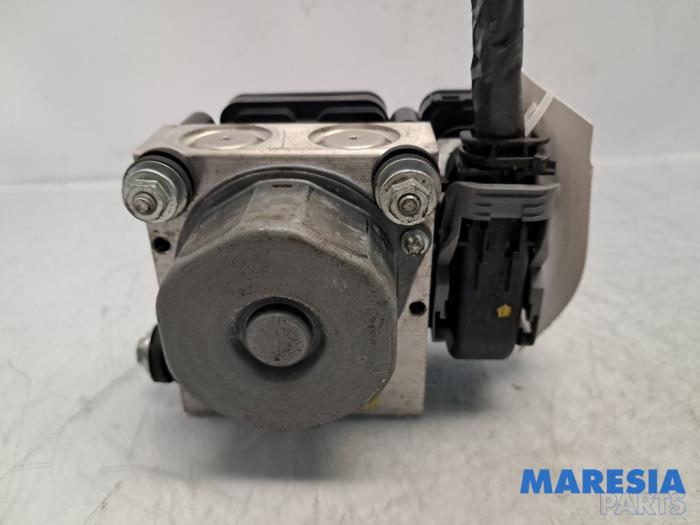Używane Pompa ABS Renault Clio IV Estate/Grandtour (7R) 0.9 Energy TCE 90 12V Cena € 49,95 Procedura marży oferowane przez Maresia Parts