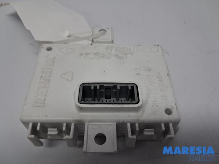 Używane Modul nawigacji Renault Clio IV Estate/Grandtour (7R) 0.9 Energy TCE 90 12V Cena € 24,99 Procedura marży oferowane przez Maresia Parts