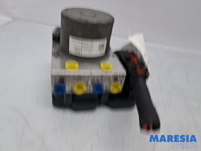 Usagé Pompe ABS Opel Karl 1.0 12V Prix € 85,00 Règlement à la marge proposé par Maresia Parts