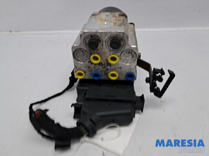 Używane Pompa ABS Alfa Romeo Brera (939) 2.2 JTS 16V Cena € 119,99 Procedura marży oferowane przez Maresia Parts