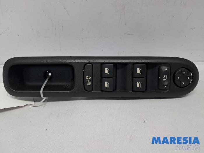 Używane Przelacznik combi okienny Peugeot 5008 I (0A/0E) 1.6 THP 16V Cena € 65,00 Procedura marży oferowane przez Maresia Parts
