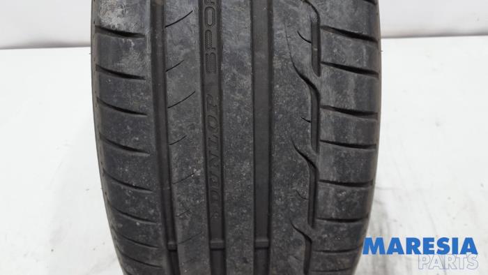 Używane Opona Peugeot 308 (L3/L8/LB/LH/LP) 1.6 16V THP Cena € 40,00 Procedura marży oferowane przez Maresia Parts