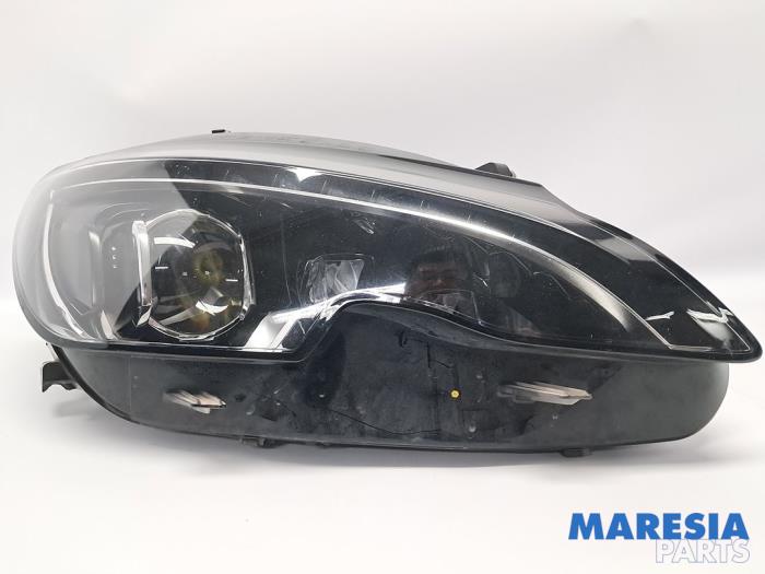Używane Reflektor prawy Peugeot 308 (L3/L8/LB/LH/LP) 1.6 16V THP Cena € 250,00 Procedura marży oferowane przez Maresia Parts