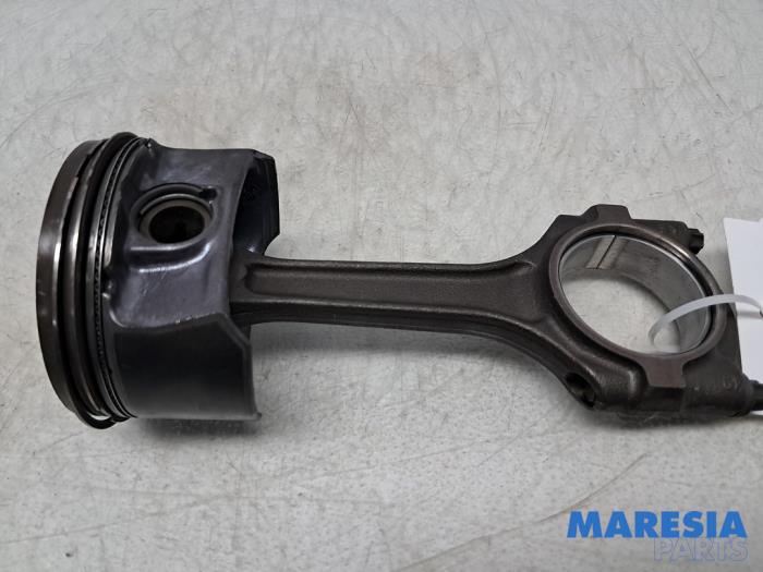 Używane Korbowód Opel Astra H (L48) 1.6 16V Cena € 49,95 Procedura marży oferowane przez Maresia Parts