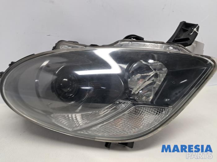 Używane Reflektor prawy Citroen C-Zero C-Zero Cena € 149,95 Procedura marży oferowane przez Maresia Parts
