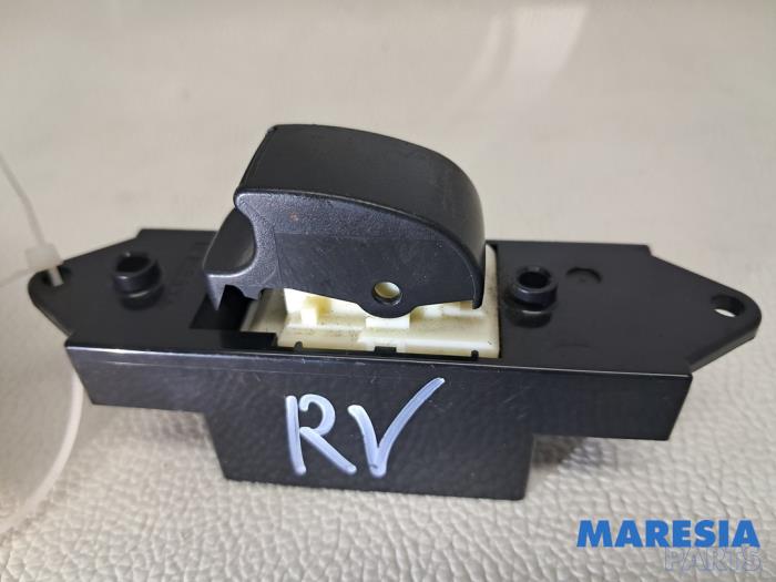 Usados Interruptor de ventanilla eléctrica Citroen C-Zero C-Zero Precio € 15,00 Norma de margen ofrecido por Maresia Parts