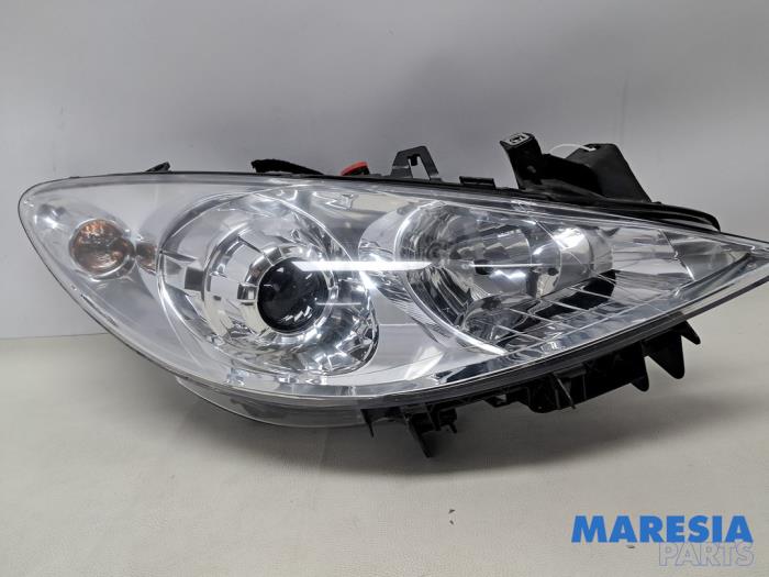Używane Reflektor prawy Peugeot 307 Break (3E) 1.6 16V Cena € 45,00 Procedura marży oferowane przez Maresia Parts