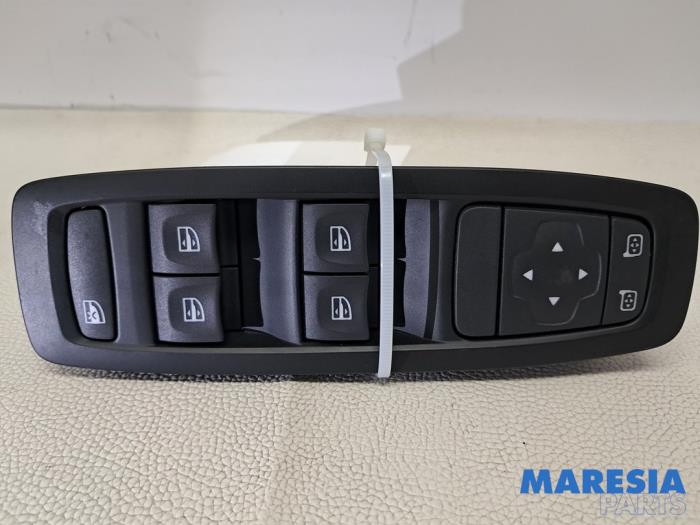 Używane Przelacznik combi okienny Renault Megane IV (RFBB) 1.2 Energy TCE 130 Cena € 54,99 Procedura marży oferowane przez Maresia Parts