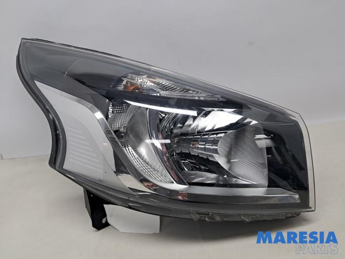 Używane Reflektor prawy Renault Trafic (1FL/2FL/3FL/4FL) 1.6 dCi 145 Twin Turbo Cena € 193,60 Z VAT oferowane przez Maresia Parts