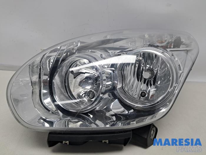 Używane Reflektor lewy Opel Combo 1.3 CDTI 16V Cena € 121,00 Z VAT oferowane przez Maresia Parts