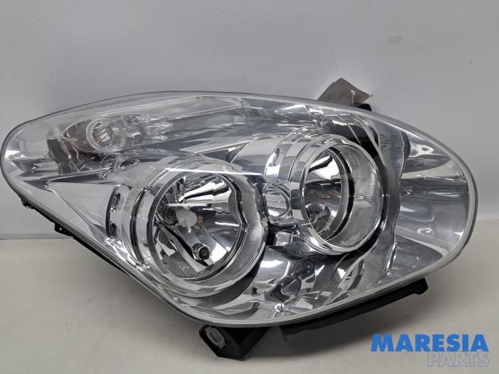 Używane Reflektor prawy Opel Combo 1.3 CDTI 16V Cena € 121,00 Z VAT oferowane przez Maresia Parts
