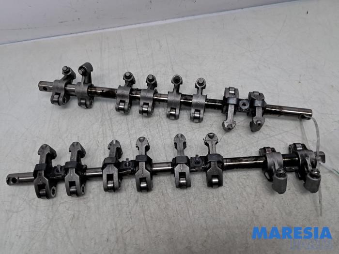 Usagé Axe culbuteur Renault Espace (JK) 2.2 dCi 150 16V Grand Espace Prix € 149,95 Règlement à la marge proposé par Maresia Parts
