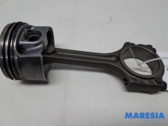 Usagé Piston Renault Megane III Grandtour (KZ) 1.2 16V TCE 115 Prix € 75,00 Règlement à la marge proposé par Maresia Parts