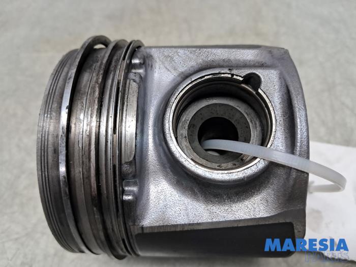 Usados Pistón Fiat Ducato (250) 2.3 D 120 Multijet Precio € 60,50 IVA incluido ofrecido por Maresia Parts