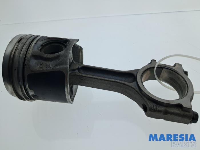 Używane Korbowód Nissan NV 300 1.6 dCi 95 Cena € 78,65 Z VAT oferowane przez Maresia Parts