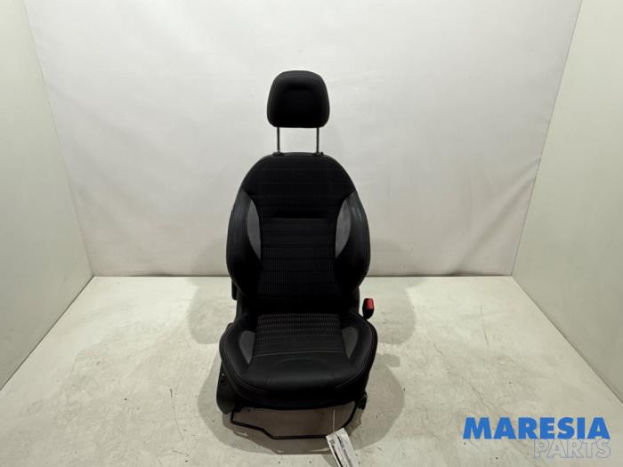 Używane Fotel prawy Peugeot 2008 (CU) 1.2 12V e-THP PureTech 110 Cena € 124,99 Procedura marży oferowane przez Maresia Parts