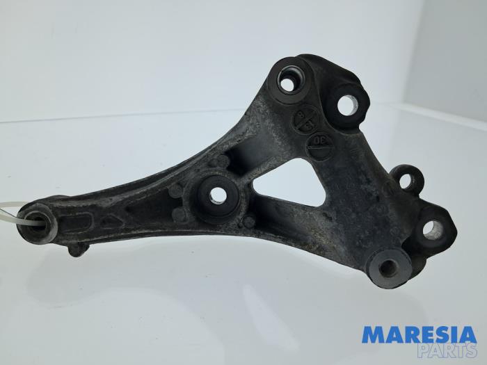 Usagé Support dynamo haut Peugeot 308 (L3/L8/LB/LH/LP) 1.6 16V THP Prix € 34,98 Règlement à la marge proposé par Maresia Parts