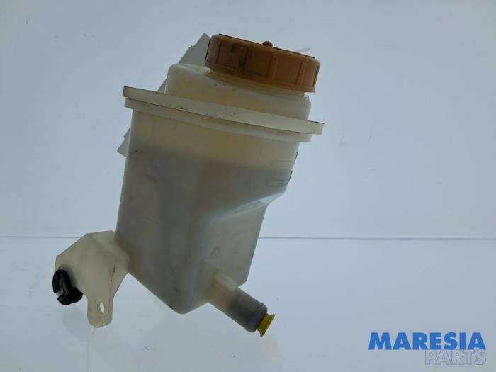 Begagnade Styrservotank Opel Combo 1.3 CDTI 16V Pris € 15,13 Inklusive moms erbjuds av Maresia Parts