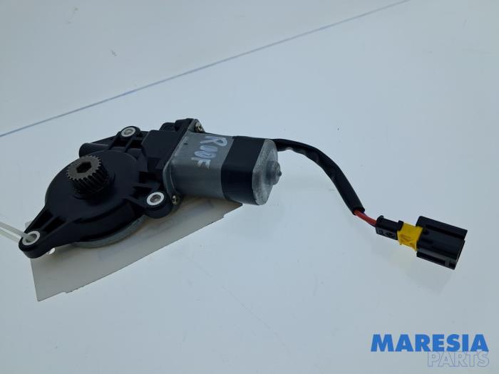 Używane Silnik szyberdachu Peugeot 2008 (CU) 1.2 12V e-THP PureTech 110 Cena € 75,00 Procedura marży oferowane przez Maresia Parts