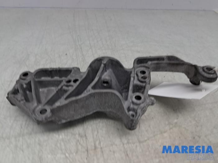 Usagé Support dynamo haut Peugeot 2008 (CU) 1.2 12V e-THP PureTech 110 Prix € 29,95 Règlement à la marge proposé par Maresia Parts